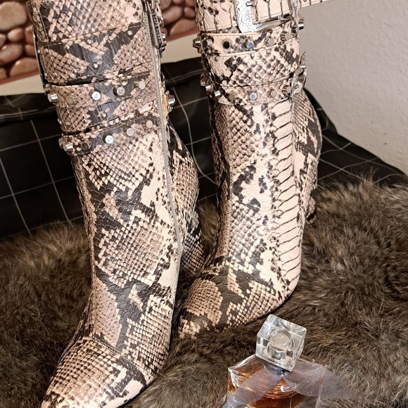 CAPE Robbin Faux Snakeskin Western Boot - Picture 2 of 5